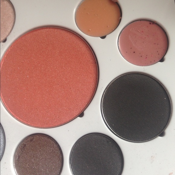 - EM TWO PALETTES & ONE FULL COMPACT SHADOWS BLUSH COLORS NICE - Picture 6 of 7